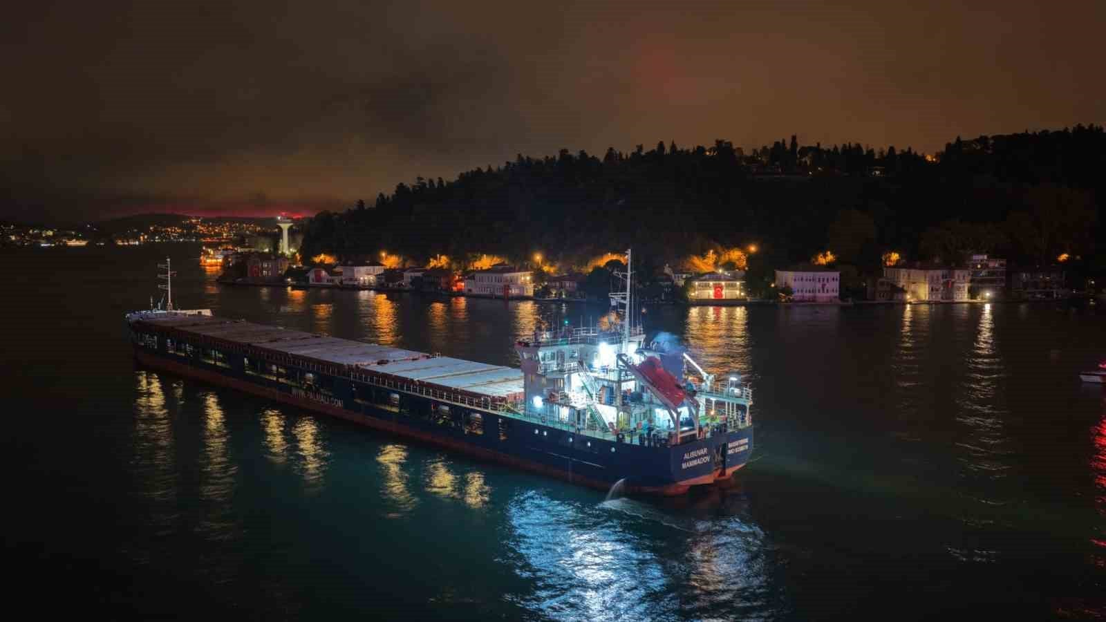 İstanbul Boğazı kıyısında ışıklar altında görülen kargo gemisi.