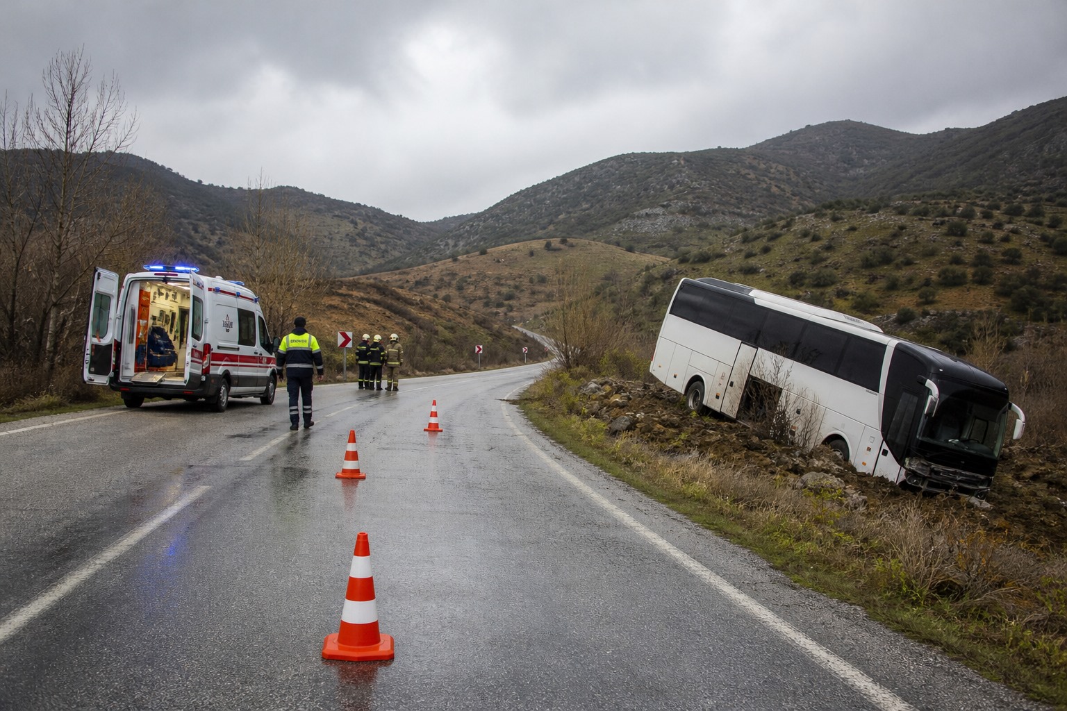 Yağışlı kırsal yolda acil müdahale ve trafik güvenliği önlemlerini gösteren temsili haber görseli.