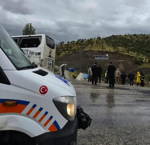 Ambulansın bulunduğu kaza bölgesinde ekiplerin ve çevredeki kişilerin görüldüğü olay yeri fotoğrafı.