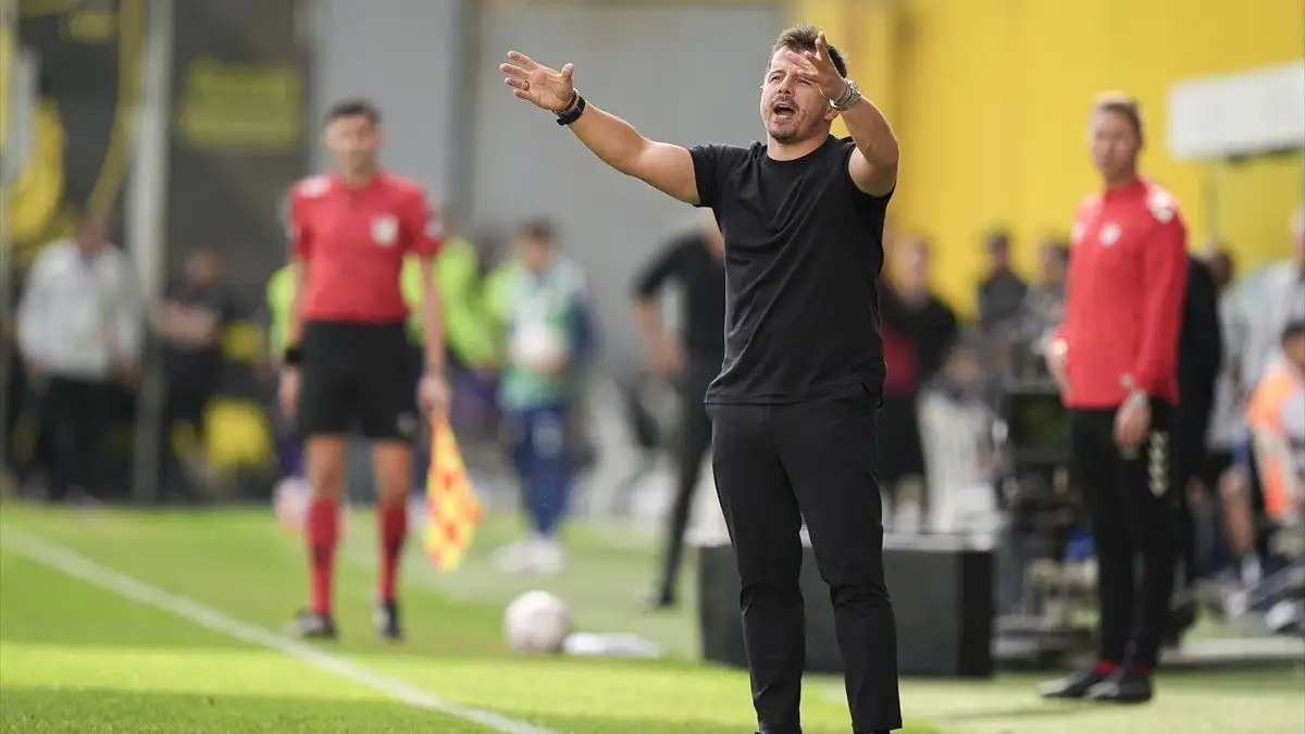 Saha kenarında takımını yönlendiren Emre Belözoğlu.