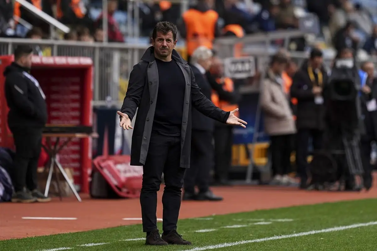 Emre Belözoğlu saha kenarında ellerini açmış şekilde görülüyor.