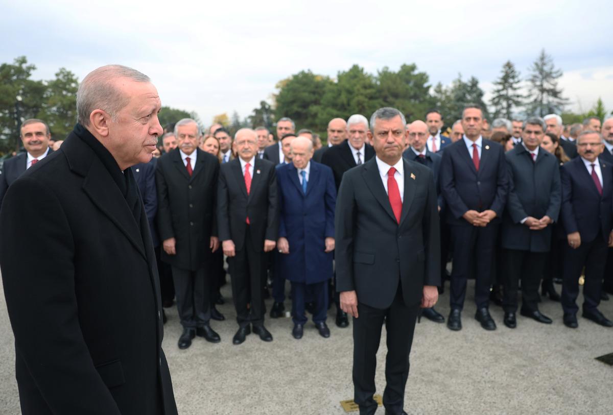 Cumhurbaşkanı Erdoğan ve devlet erkanının Anıtkabir’deki törende yer aldığı görüntü.