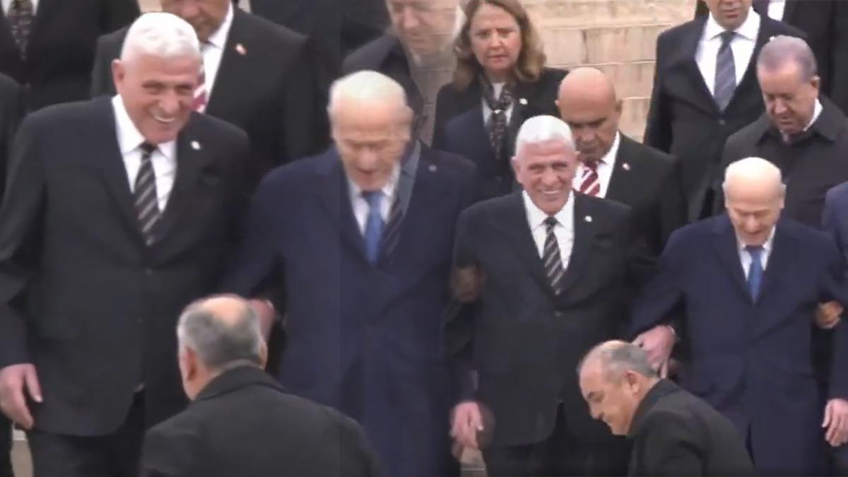 Devlet Bahçeli ile Müsavat Dervişoğlu’nun Anıtkabir merdivenlerinde kol kola yürüdüğü görüntü.