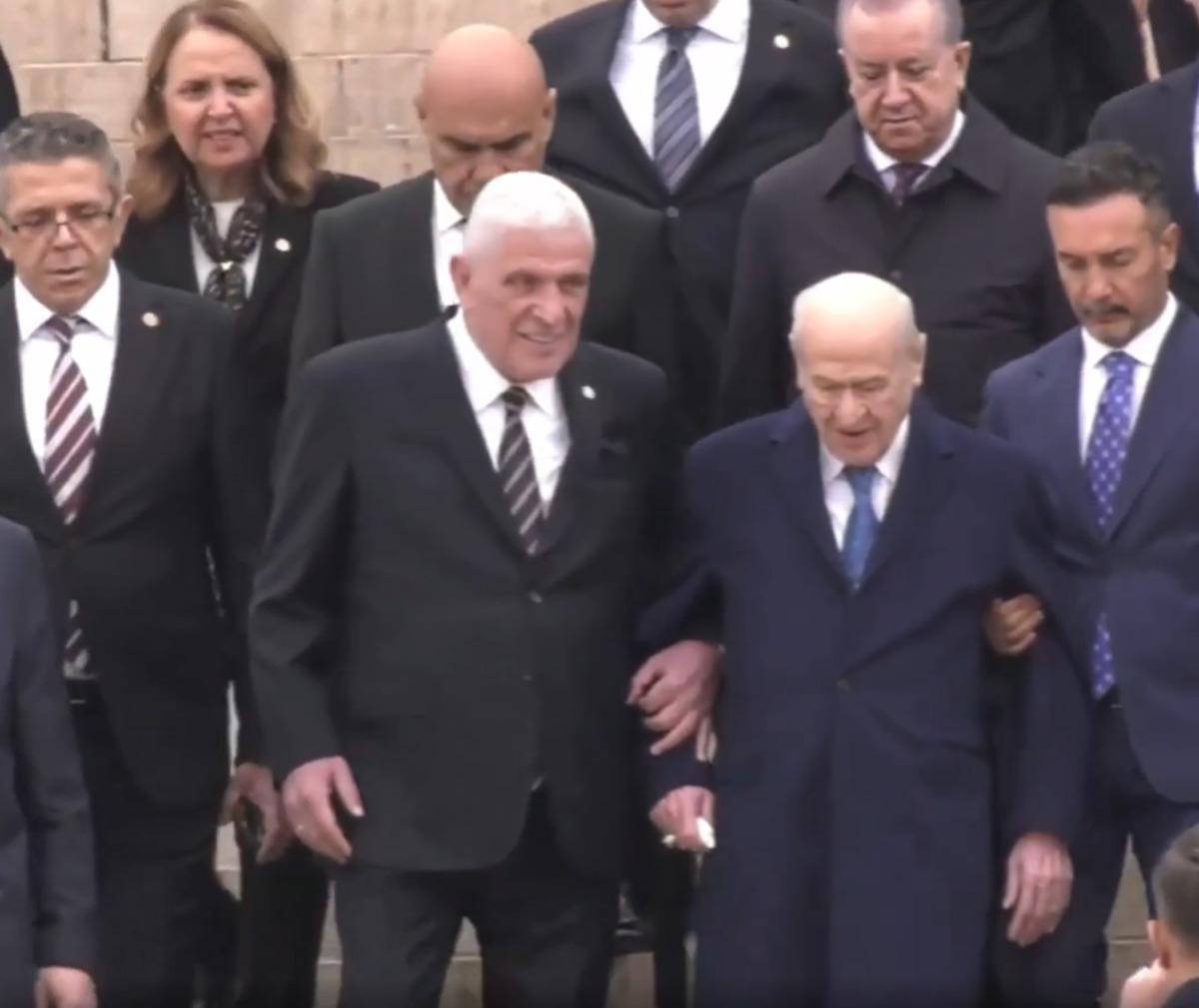 Bahçeli ve Dervişoğlu’nun Anıtkabir’de tören sonrası yan yana yürüdüğü yakın plan görüntü.