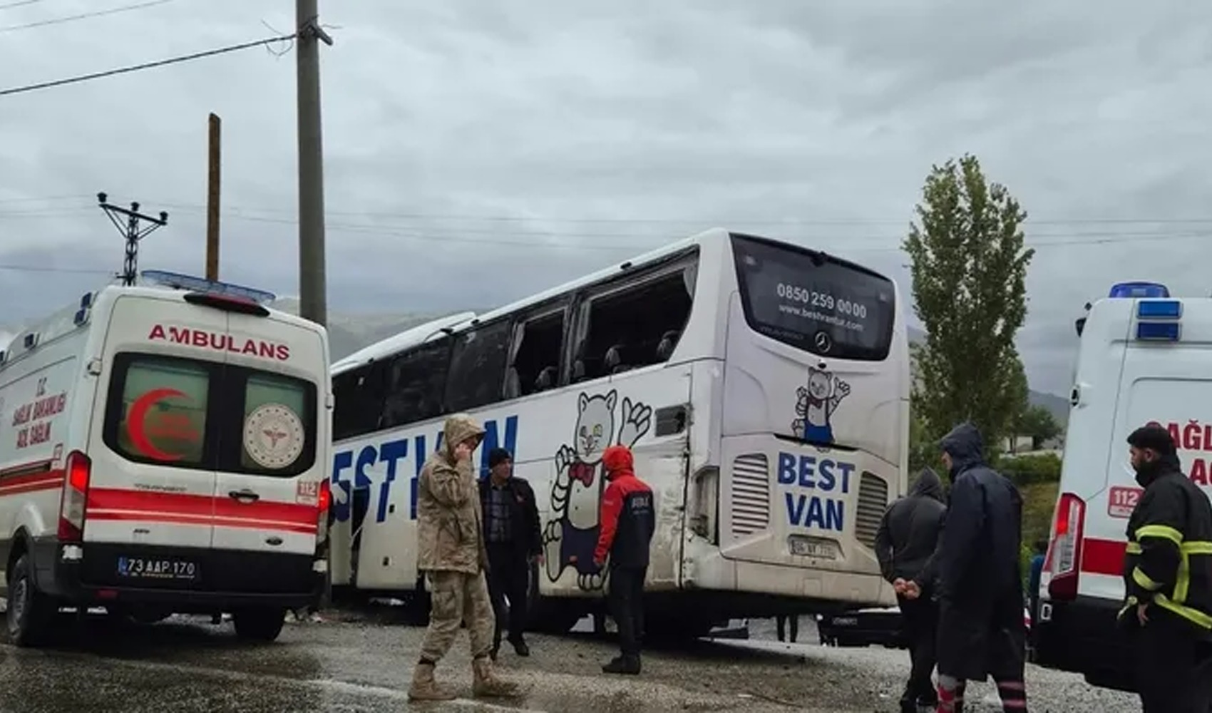 Şırnak’ta korkunç kaza: TIR’a çarpan yolcu otobüsü eve daldı, sürücü öldü