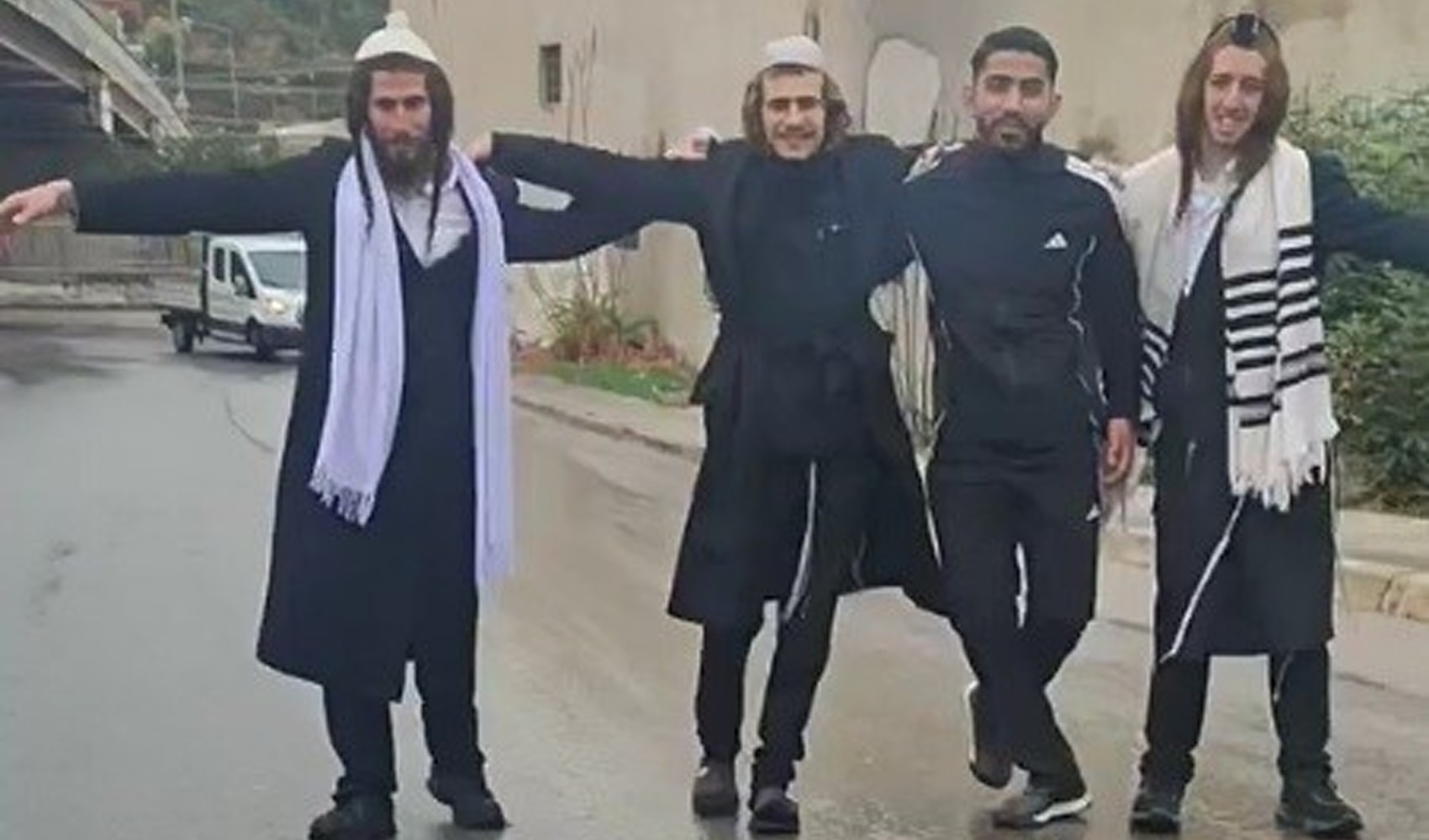 İzmir’de bir grup Yahudi, Netanyahu’nun seçimi kaybetmesini dans ederek kutladı