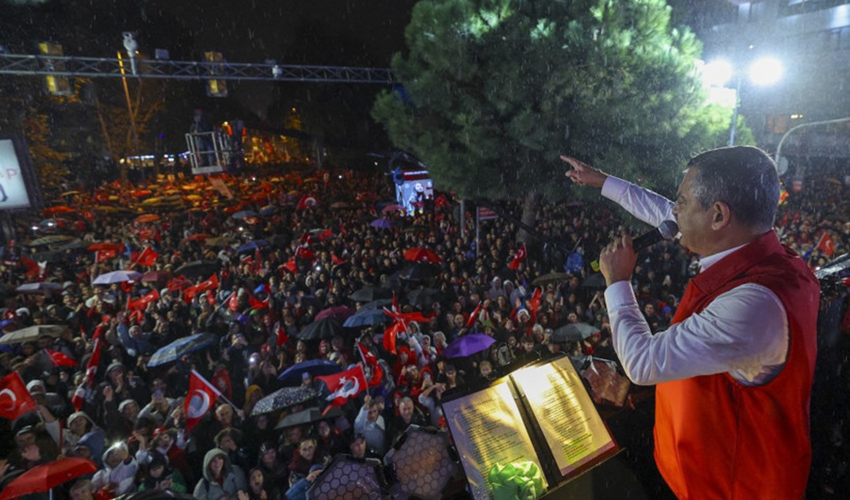 YENİ Parti Genel Başkanı Özgür Özel Kadıköy’de konuştu: Cumhuriyetin yıkılmasına izin vermeyeceğiz