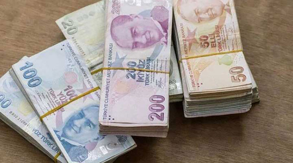 Masa üzerinde desteler halinde Türk lirası banknotları.