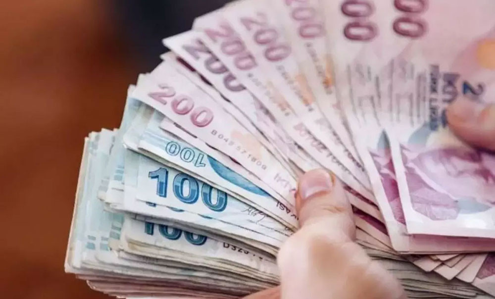 Elde yelpaze biçiminde tutulan Türk lirası banknotları.