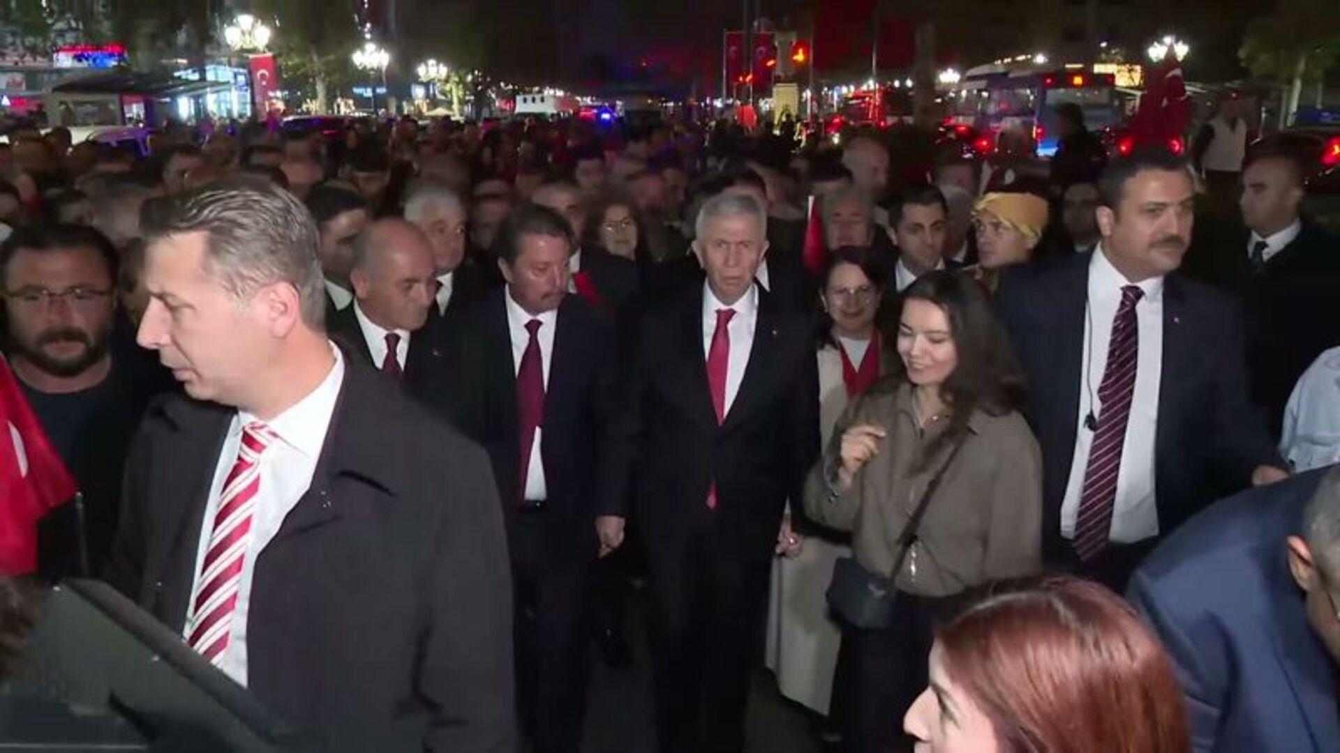 Night view of Mansur Yavaş walking with the crowd during the October 29th Republic Day Torchlight Procession.