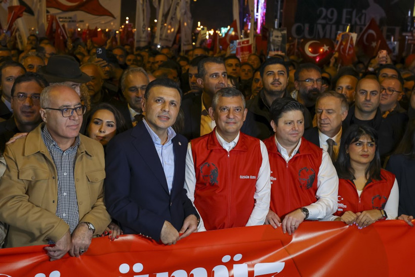 Kadıköy’de Cumhuriyet Yürüyüşü sırasında kortejin önünde yürüyen Özgür Özel ve beraberindeki heyet.