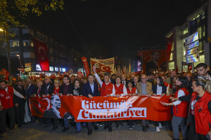 Kadıköy’de gece düzenlenen yürüyüşte geniş bir kortejin Cumhuriyet temalı pankartla ilerlediği fotoğraf.