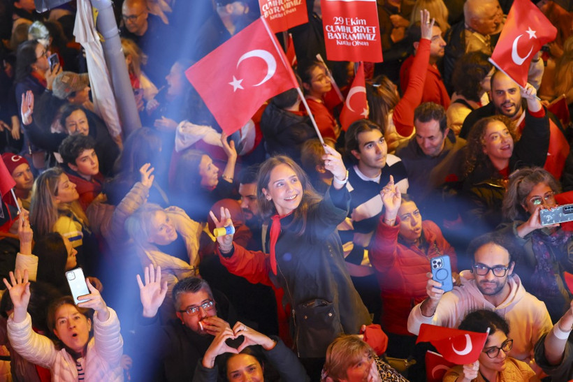 Türk bayrağı taşıyan yurttaşların yoğun şekilde yer aldığı Cumhuriyet Bayramı kalabalığı.