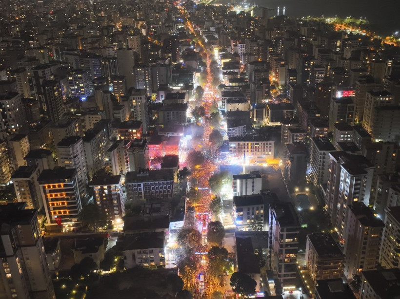 Gece ışıkları altında Bağdat Caddesi boyunca uzanan kalabalığın havadan çekilmiş fotoğrafı.