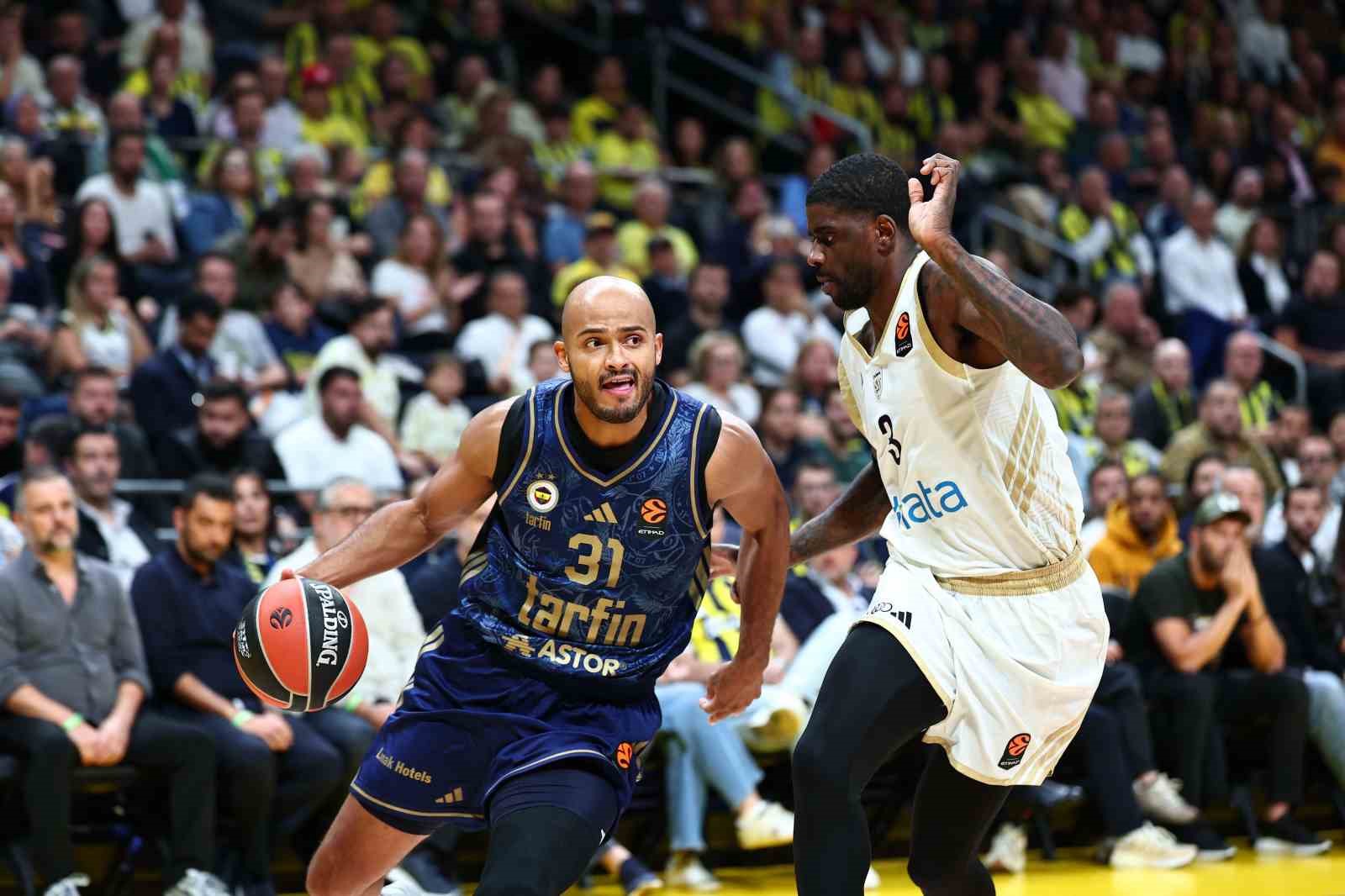 Fenerbahçeli oyuncunun Dubai Basketbol savunması karşısında top sürdüğü maç anı.