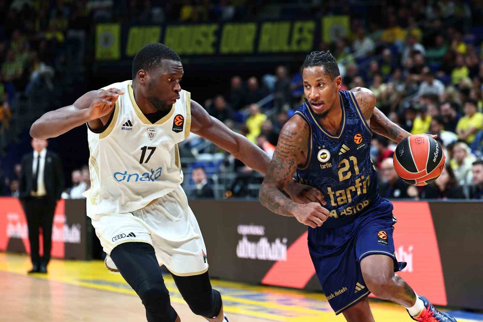 Fenerbahçe ve Dubai Basketbol oyuncularının bire bir mücadele ettiği pozisyon.
