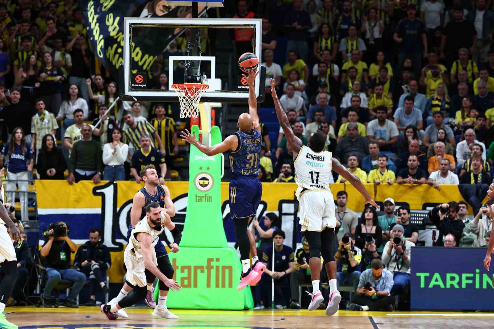 Fenerbahçeli oyuncunun potaya yöneldiği ve Dubai Basketbol savunmasının müdahale ettiği pozisyon.
