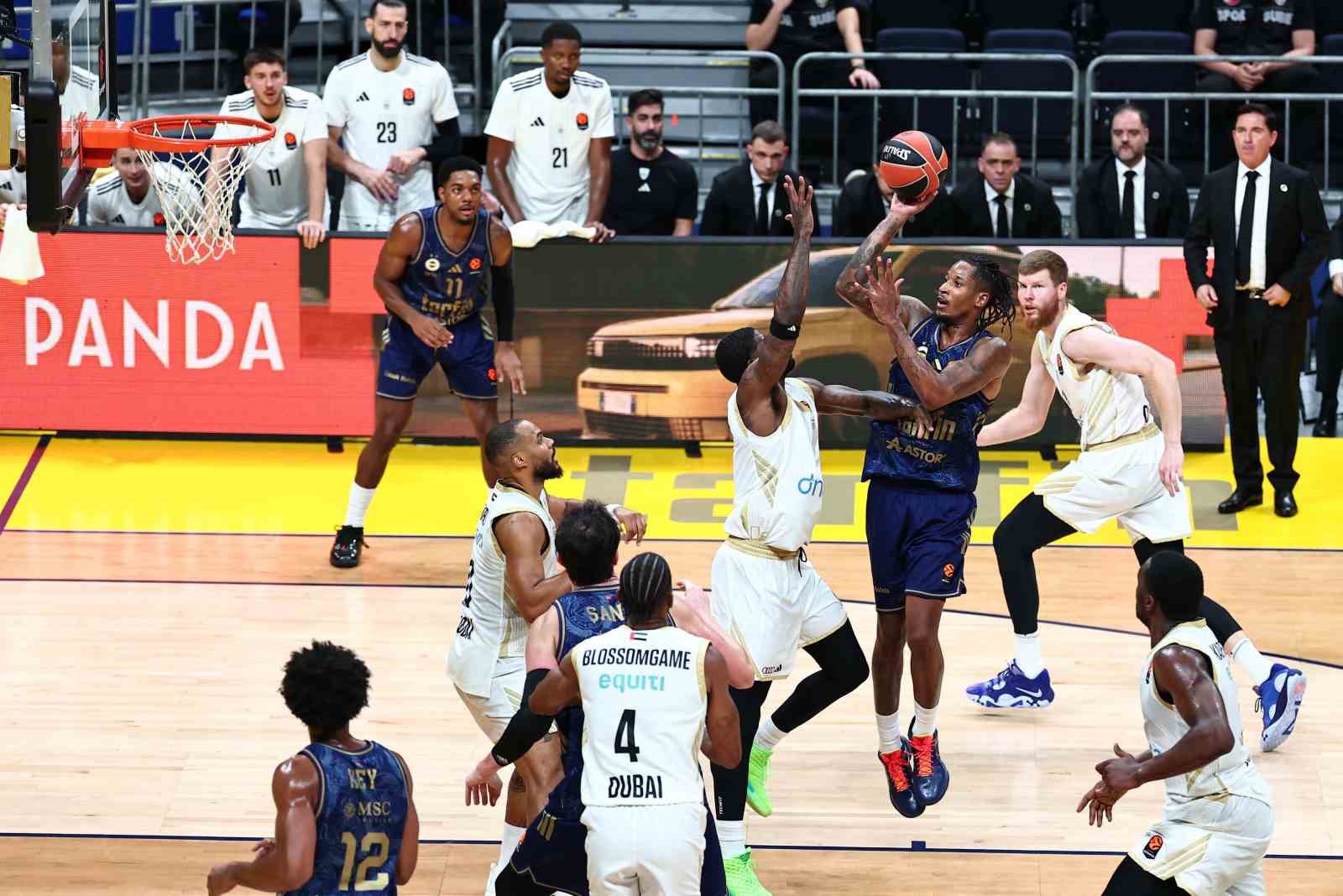 Fenerbahçeli oyuncunun kalabalık savunma arasında şut kullandığı basketbol maçı pozisyonu.