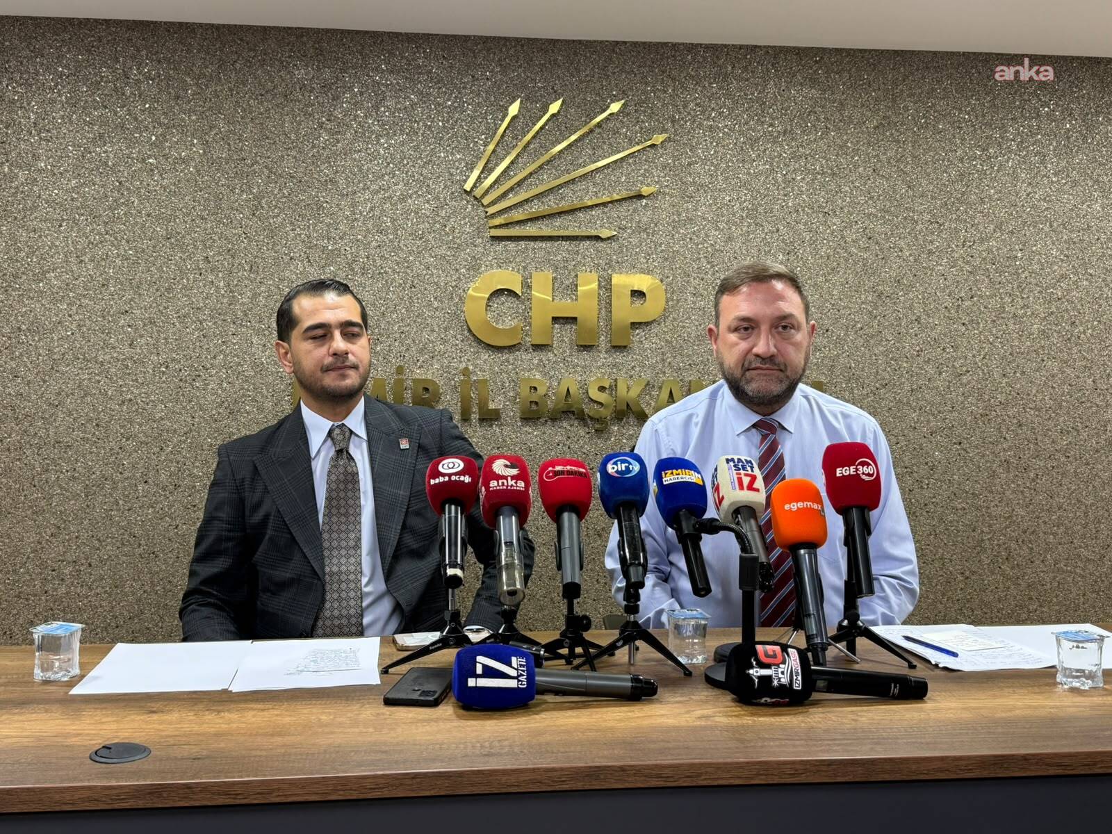 CHP İzmir İl Başkanlığı’nda iki kişinin mikrofonlar önünde basın toplantısı yaptığı görülüyor.