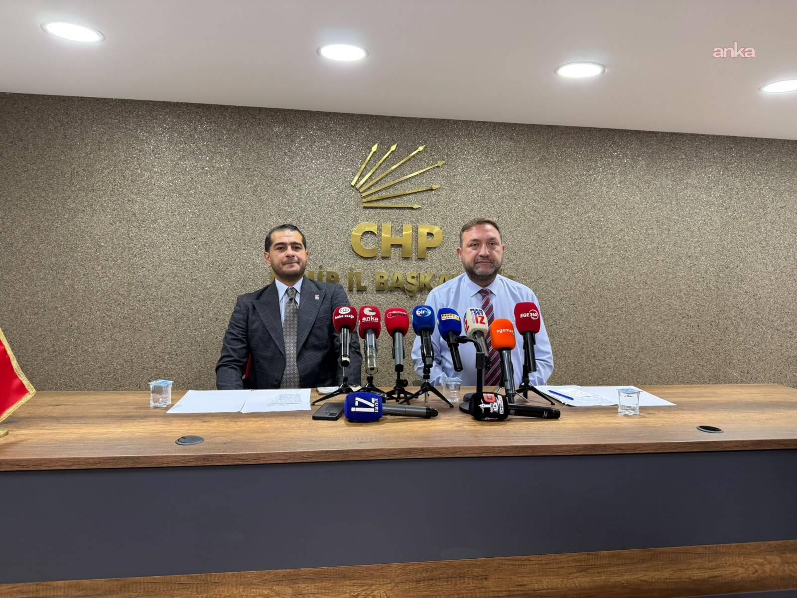 CHP İzmir İl Başkanlığı salonunda geniş açıyla çekilmiş basın toplantısı görüntüsü.