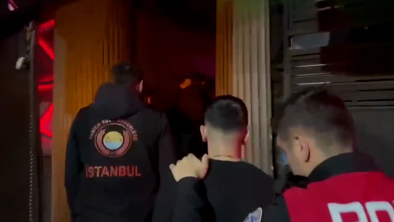 Moments when police teams inspected a business in Beyoğlu.