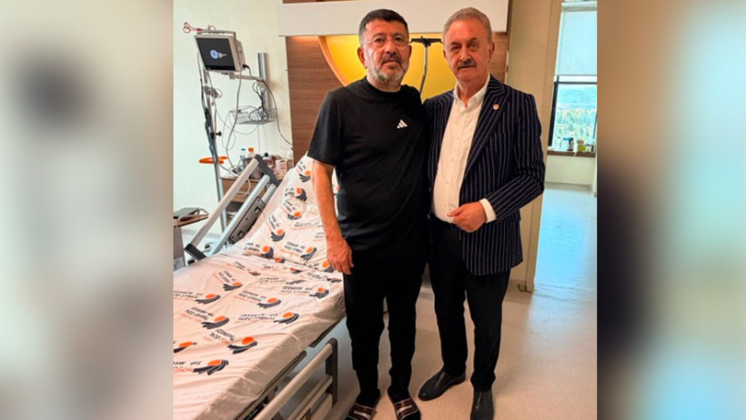 Veli Ağbaba ve Nail Çiler hastane odasında yan yana görülüyor.