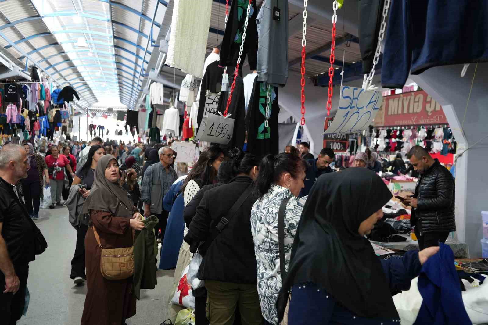 Un'area commerciale affollata e banchi di prodotti al Balkan Pazarı di Edirne.