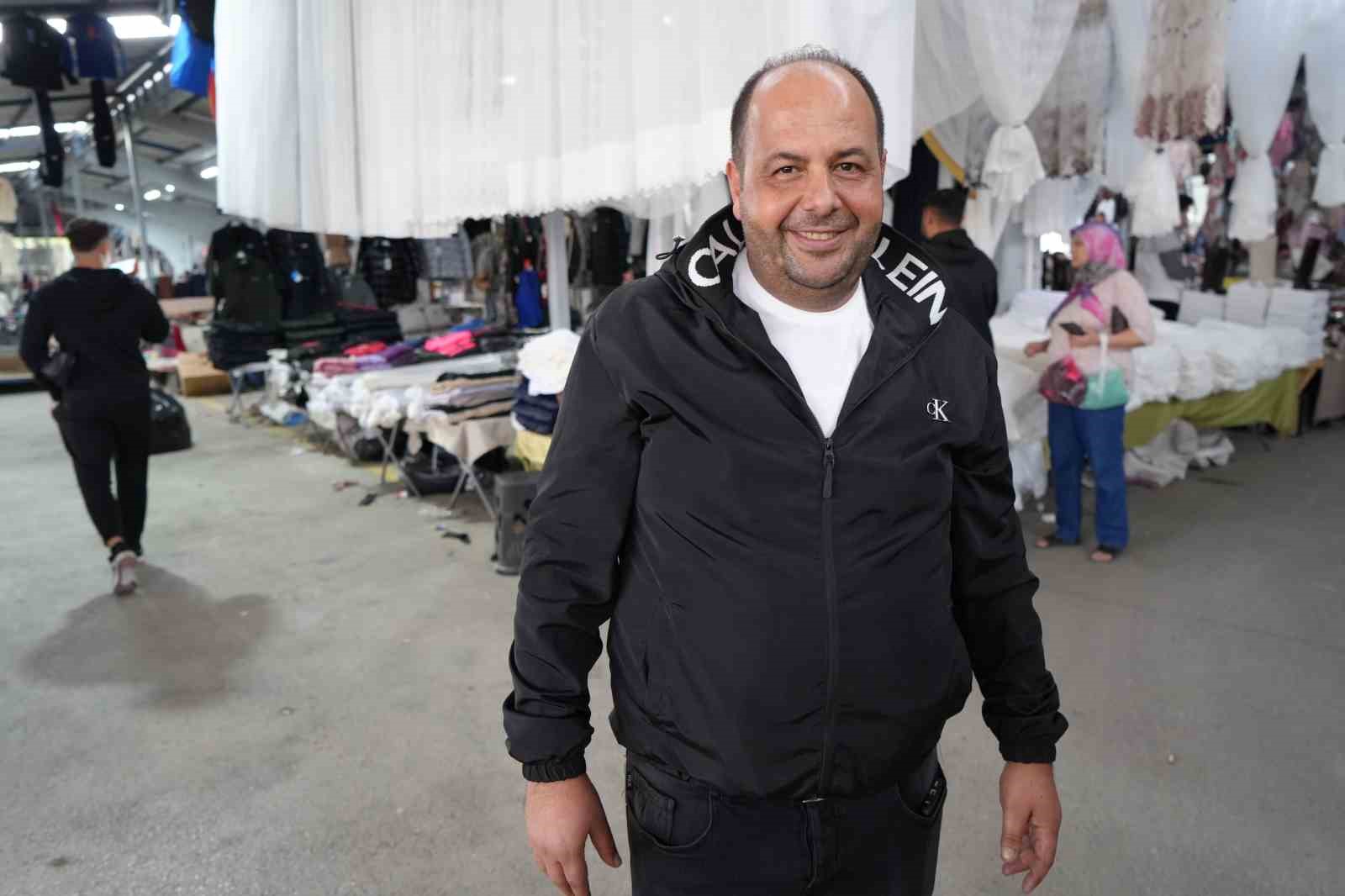 Immagine del commerciante Selami Akmeşe all'interno del mercato.