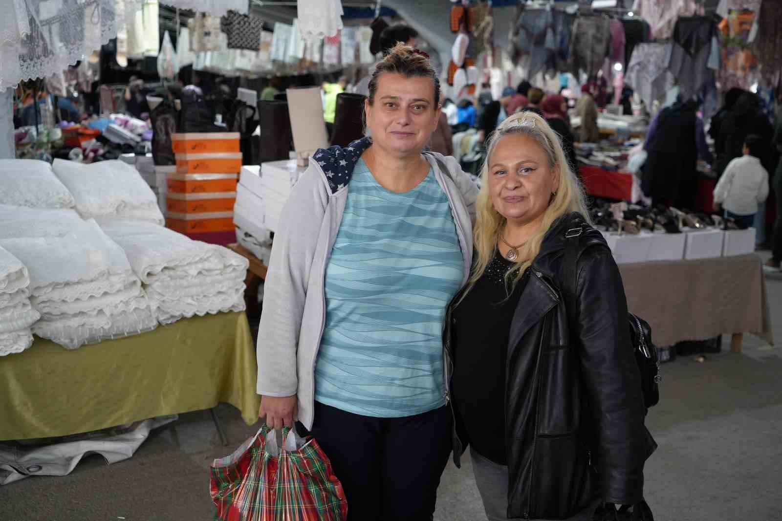 Immagine di due cittadini che fanno acquisti al mercato.