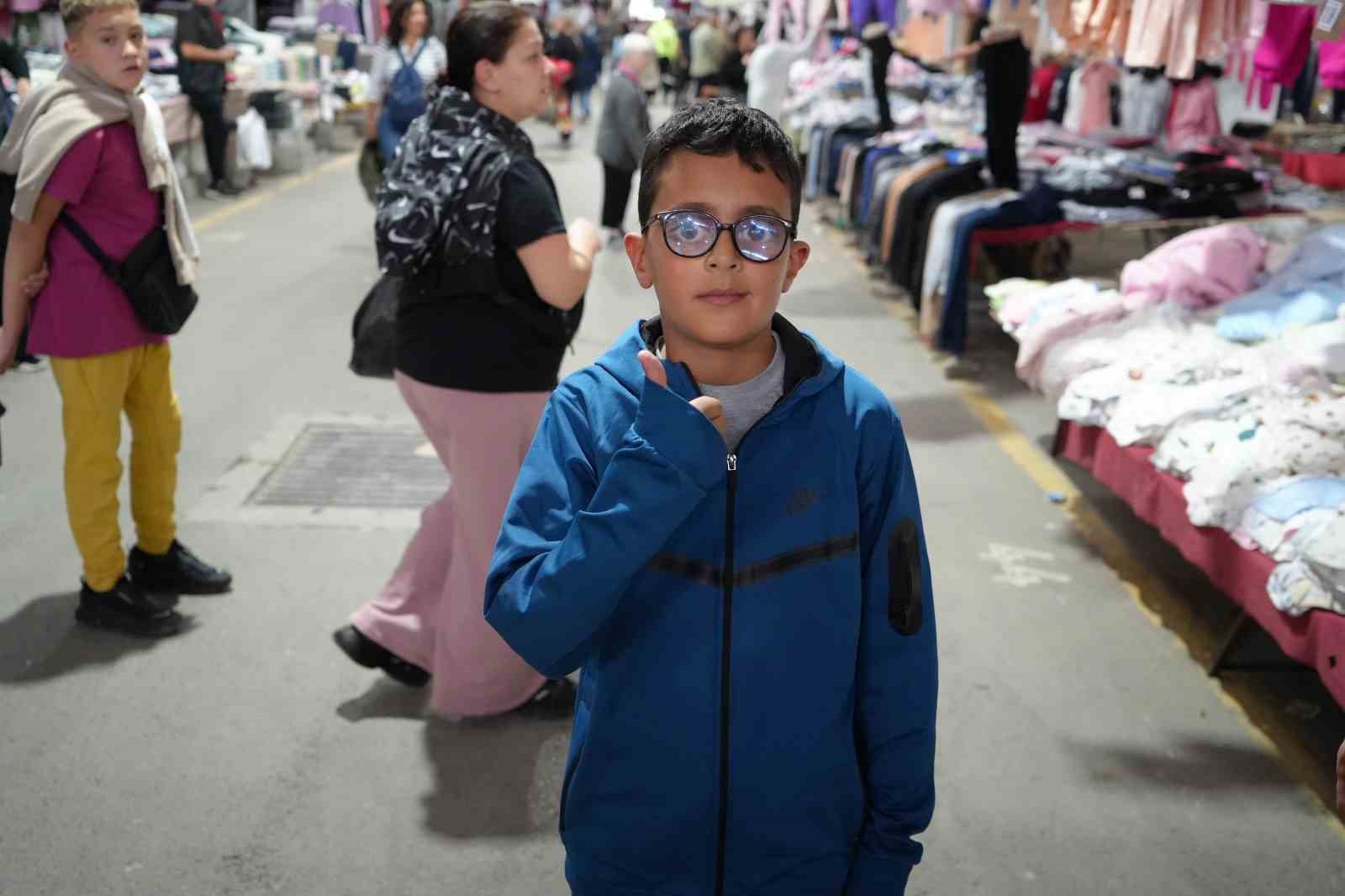 Un bambino venuto a fare acquisti con la sua famiglia al Balkan Pazarı.