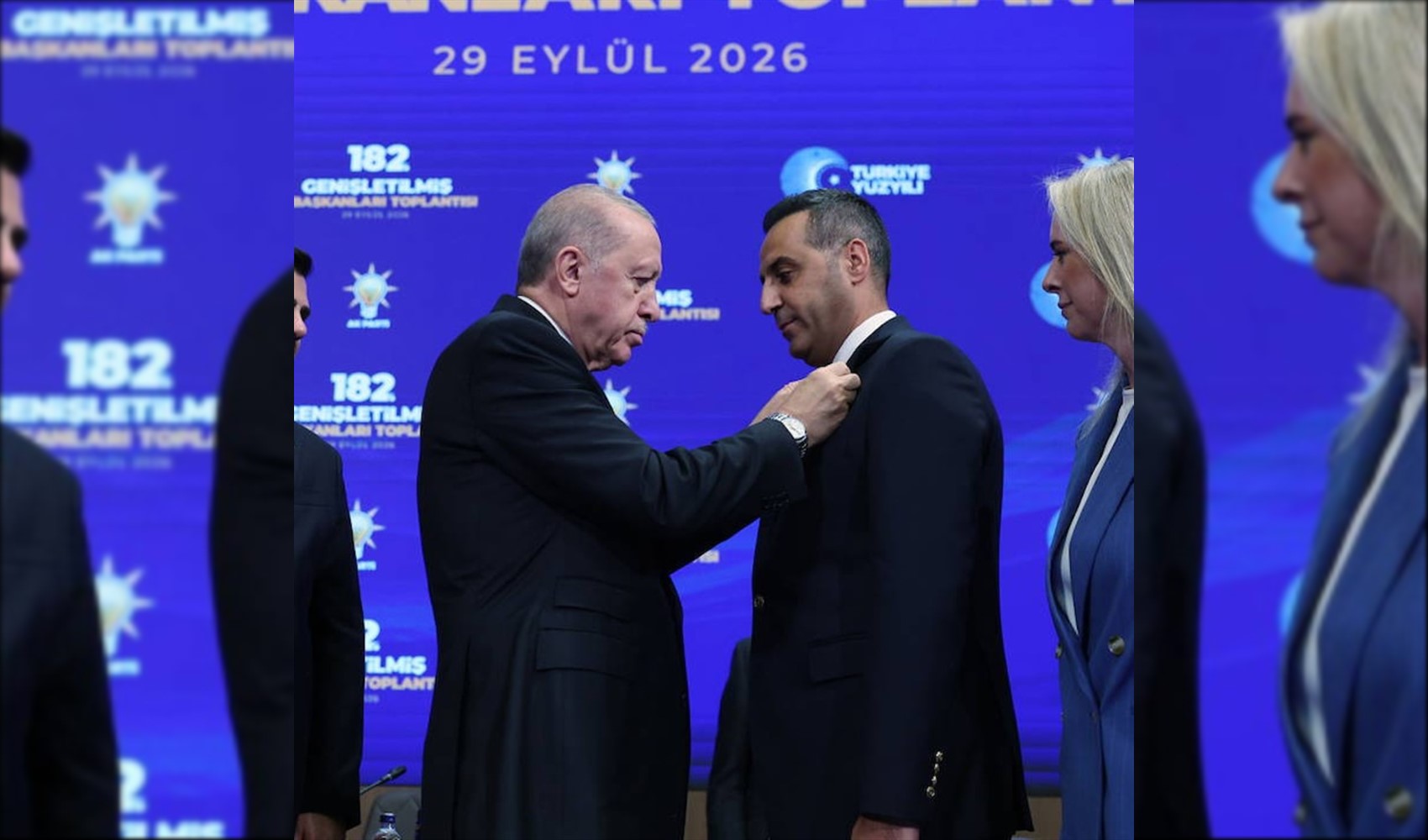 Spannungen bei der ersten Ratssitzung unter dem zur AKP gewechselten Çiğli-Bürgermeister Onur Emrah Yıldız