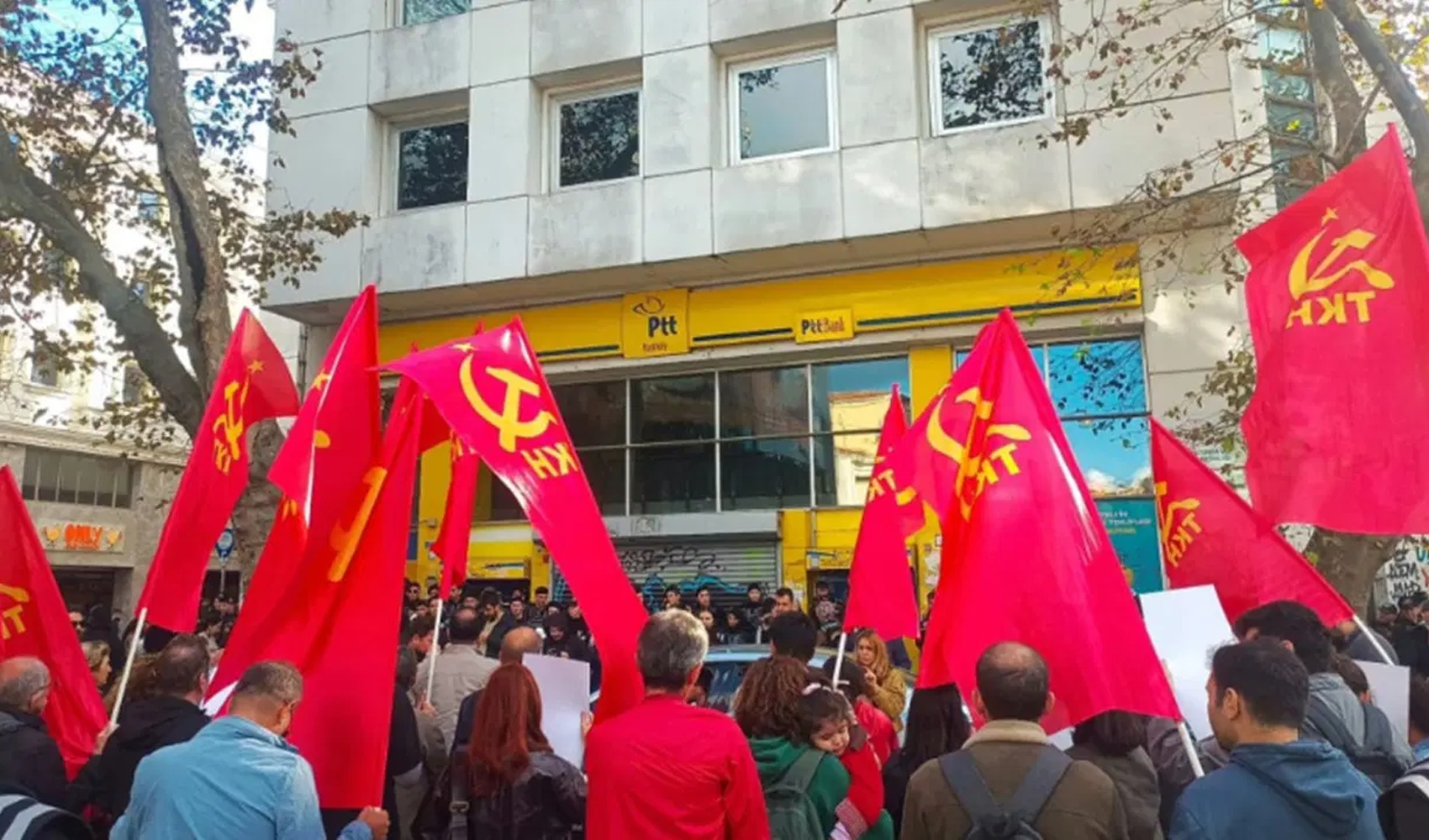 Protesta del TKH contro l'AKP con un pacco di 'pulizia'