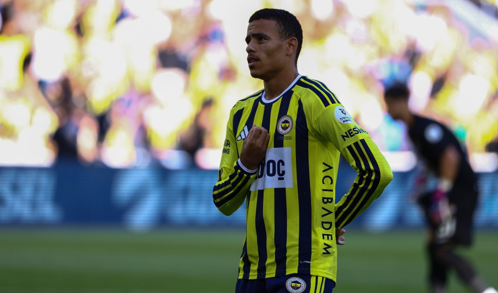 Fenerbahçe remains with 11 players in friendly match following opponent's approval after red card