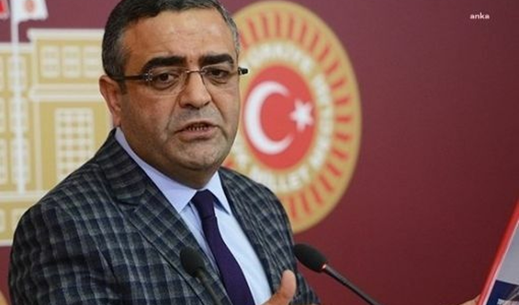 Sezgin Tanrıkulu del YENİ Parti porta in Parlamento la diffusione alla stampa delle immagini registrate durante l'operazione a Mersin
