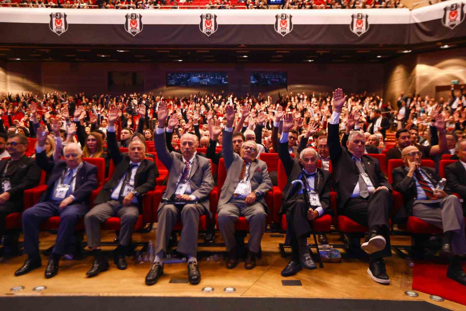 Immagine della sala in cui i membri dell'assemblea generale del Beşiktaş votano alzando la mano presso l'Haliç Congress Center.