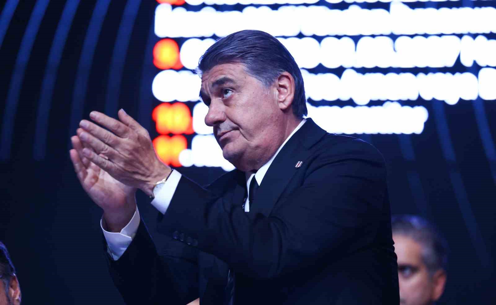 Il momento in cui il presidente del Beşiktaş, Serdal Adalı, applaude nella sala dell'assemblea generale.
