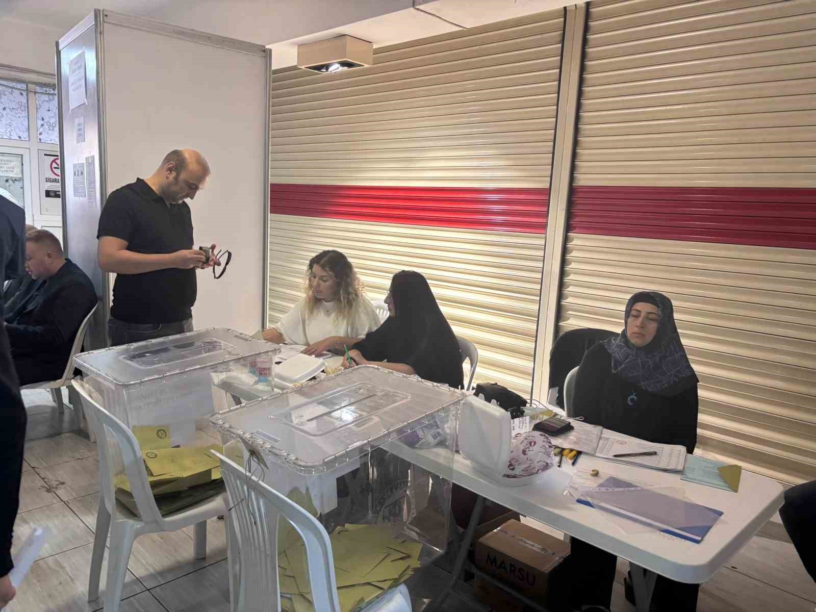 Sandıkların ve görevlilerin yer aldığı seçim alanında oy kullanma sürecinden bir kare.