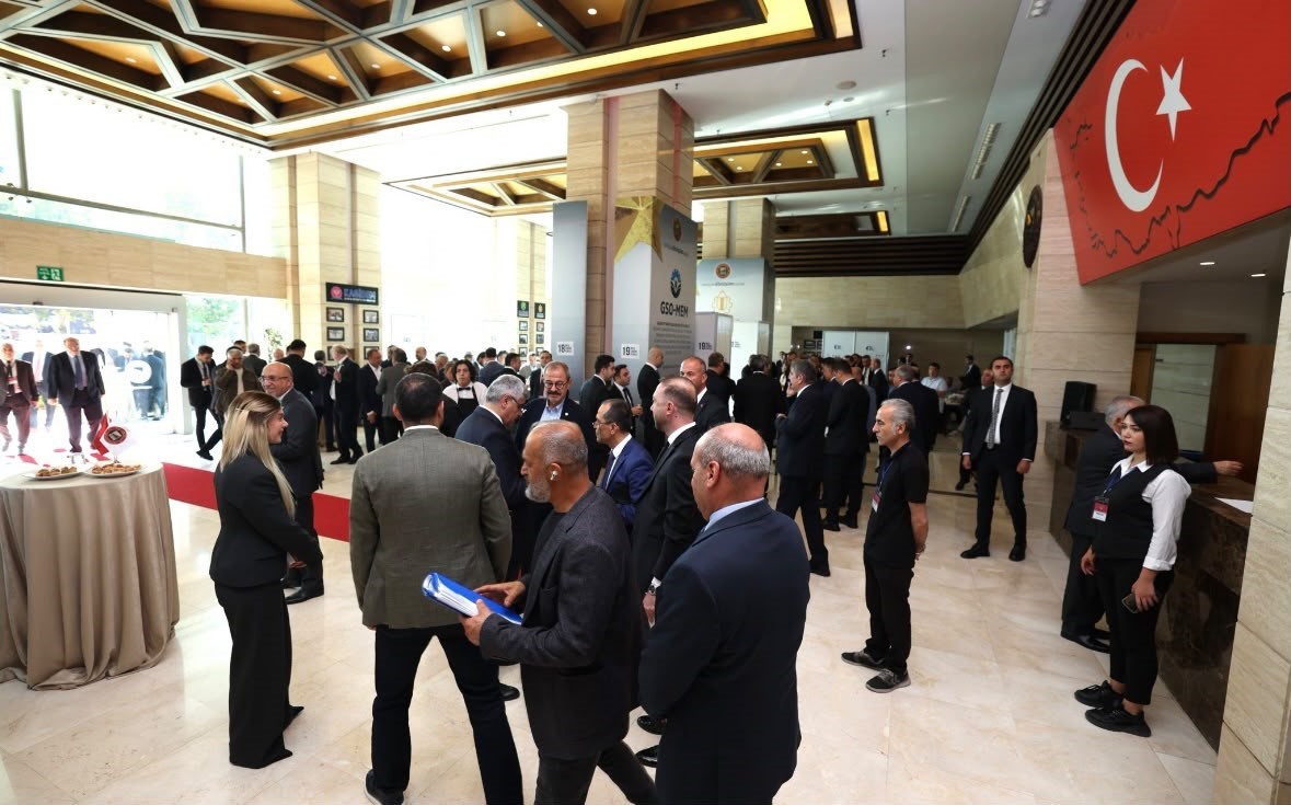 Kalabalık bir salonda Gaziantep oda ve borsa seçimlerine katılan üyeler ve görevliler.
