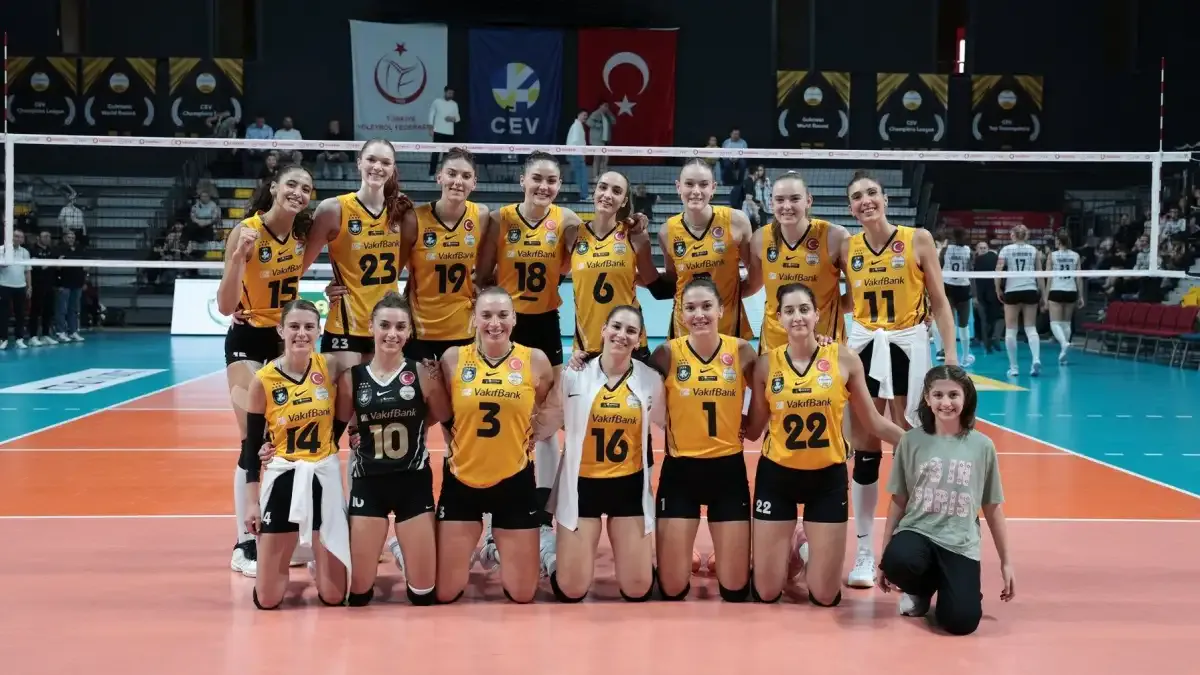 VakıfBank voleybol takımı, maç sonrası sahada toplu fotoğraf çektiriyor.