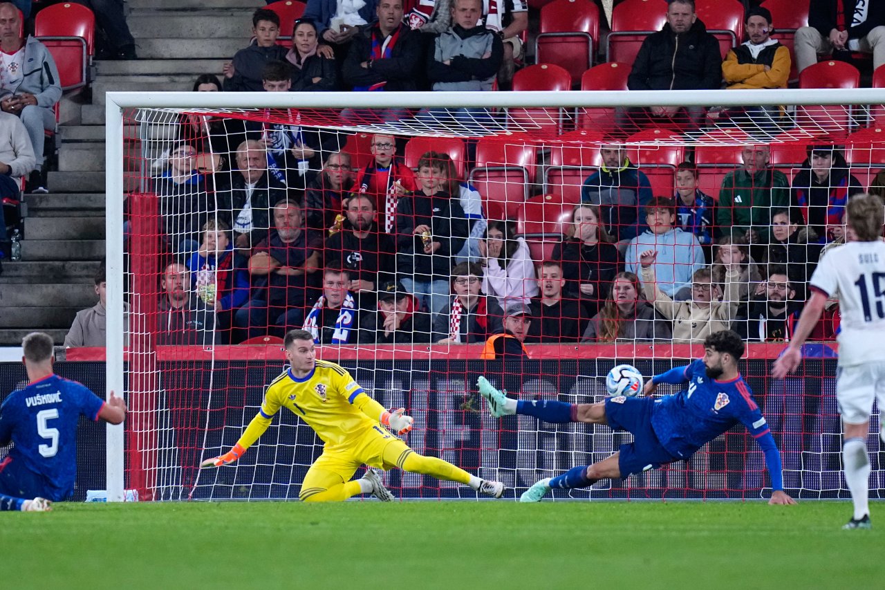 Il portiere e i difensori durante un'azione nell'area di rigore croata.