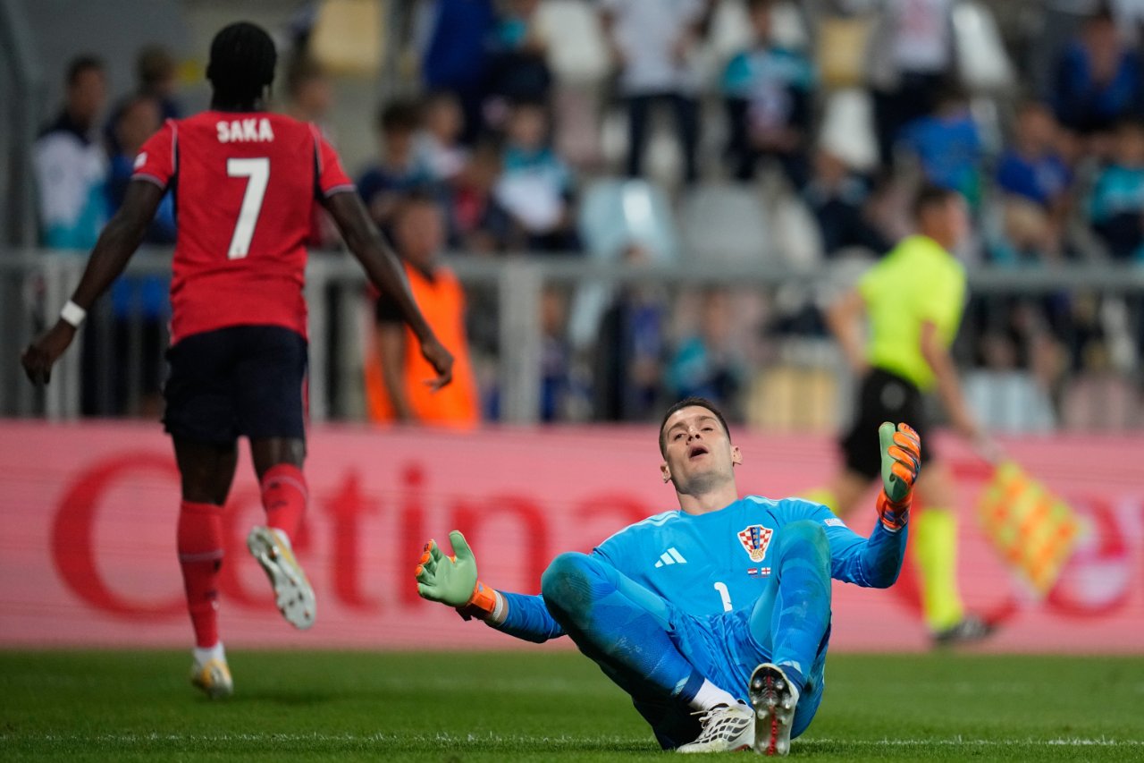 Un momento della partita con il calciatore inglese Bukayo Saka; il portiere croato è a terra.