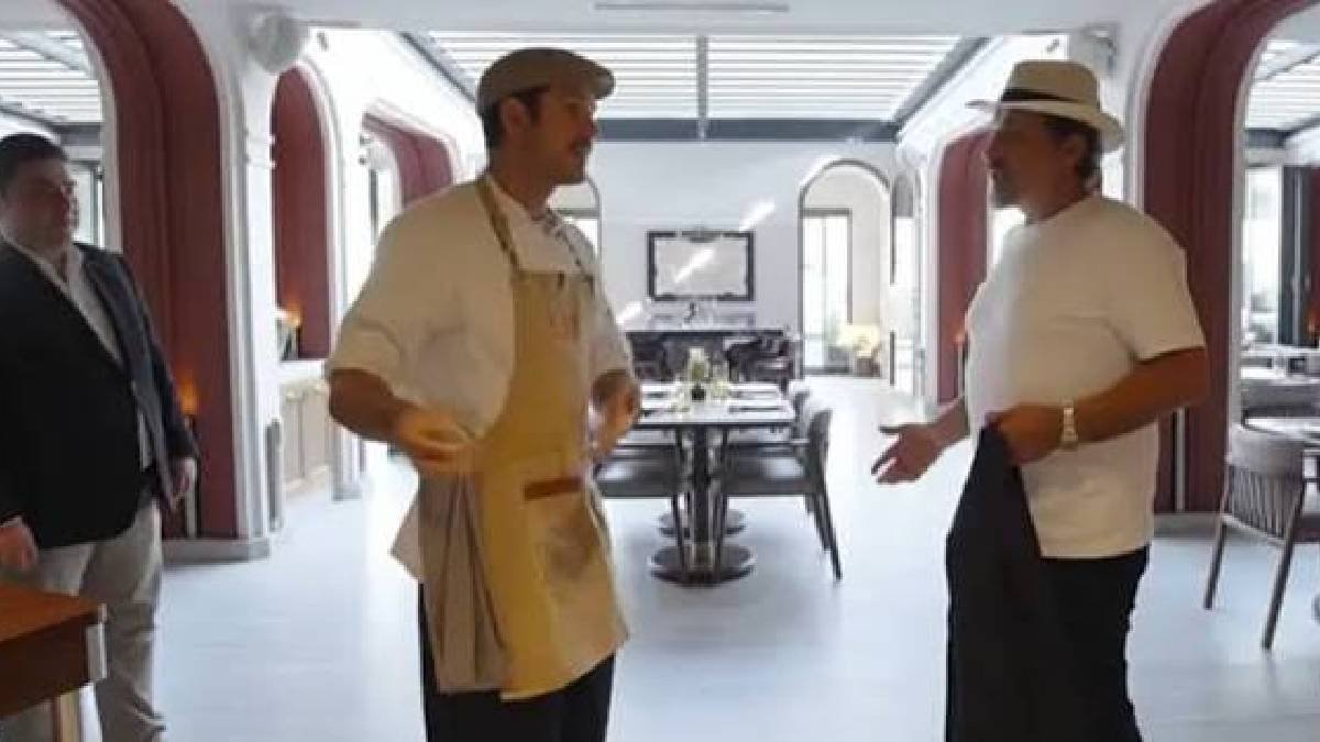 Restoran içinde Orkun Işıtmak ve Mehmet Yalçınkaya’nın konuştuğu anlardan bir görüntü.
