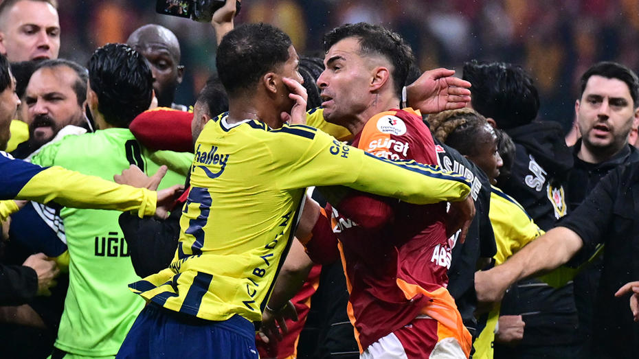 Galatasaray ve Fenerbahçe futbolcuları arasında saha içinde yaşanan gerginlik.