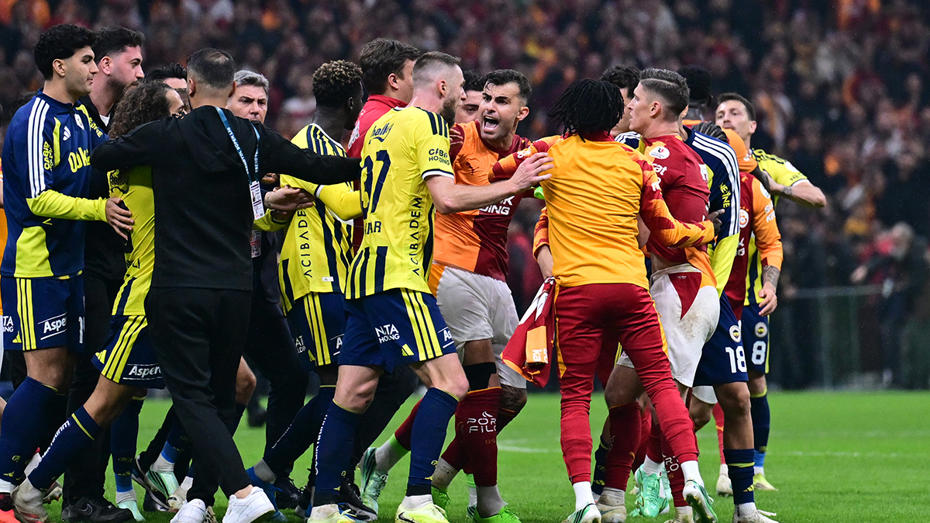 Galatasaray ve Fenerbahçe oyuncuları ile görevlileri arasında yaşanan saha içi gerginlik.