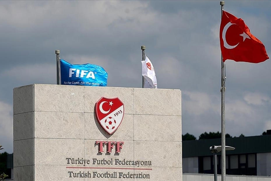 Türkiye Futbol Federasyonu binası ve Türk bayrağı.
