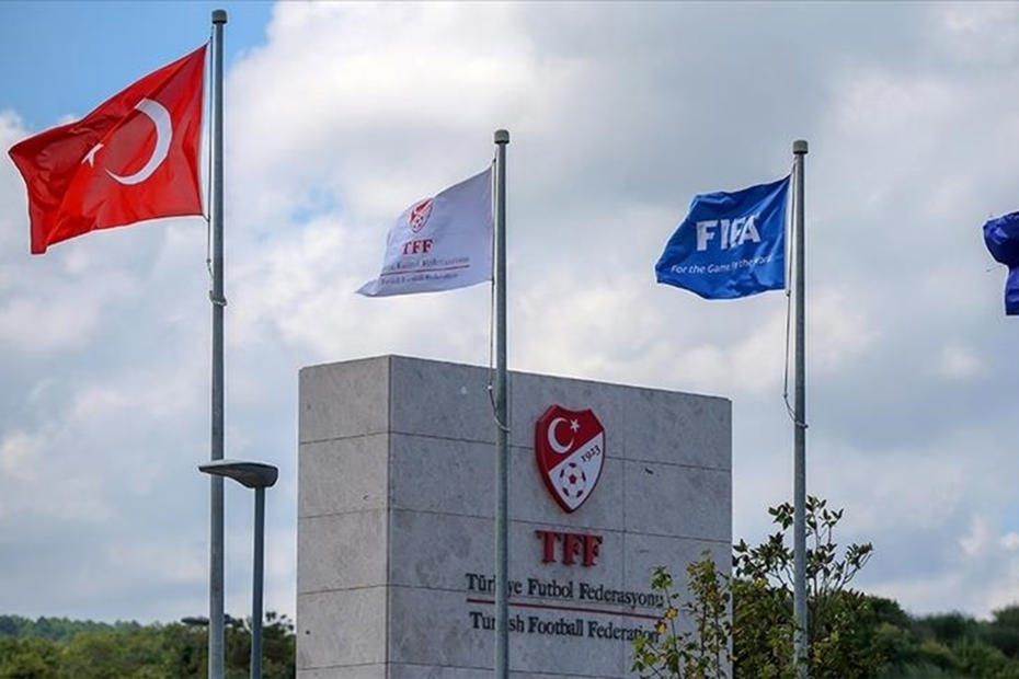 Türkiye Futbol Federasyonu yerleşkesinde bayraklar ve TFF logosu.