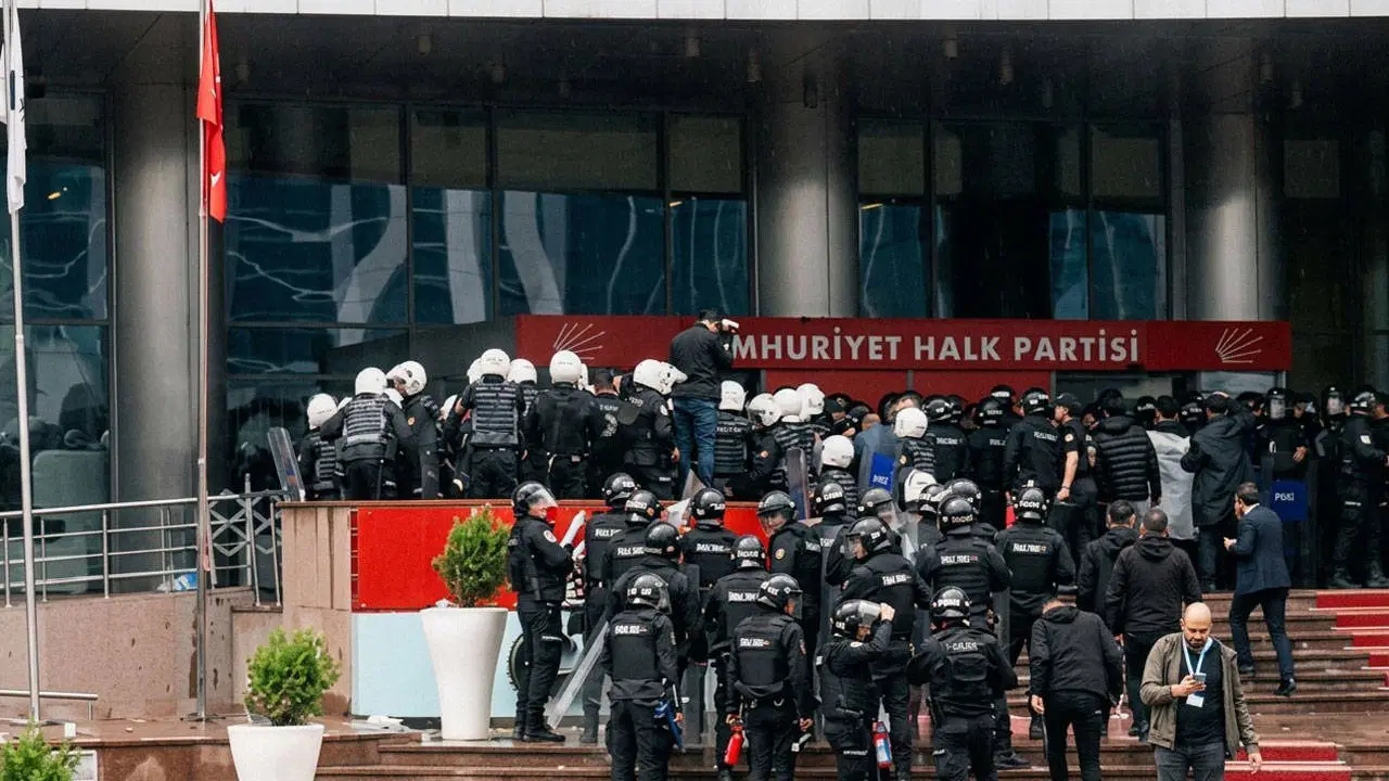CHP Genel Merkezi girişinde yoğun güvenlik önlemleri ve polis ekipleri görülüyor.