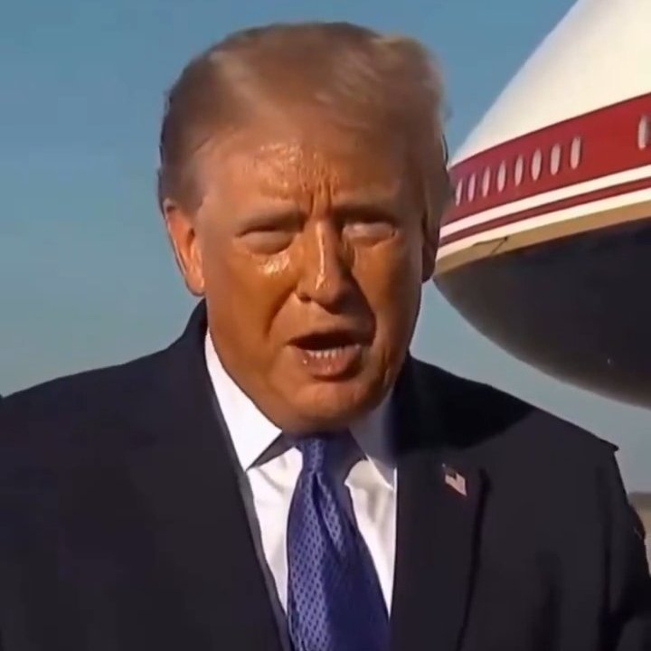 Donald Trump'ın uçak yanında konuşurken çekilmiş yakın plan görüntüsü.