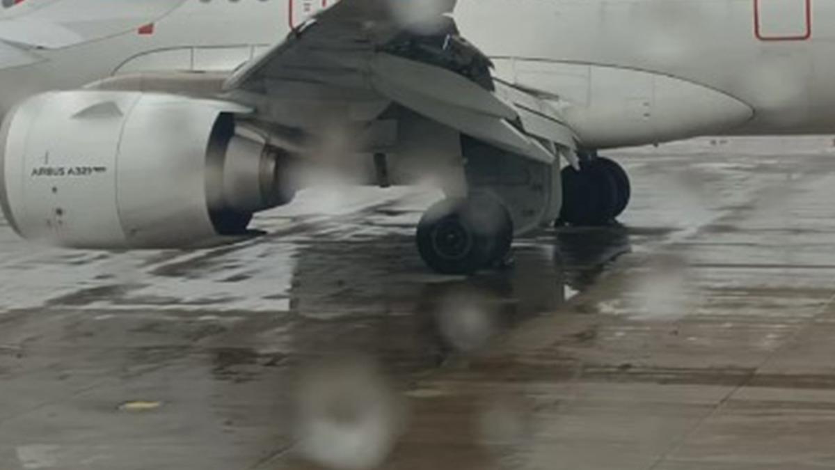 İstanbul’a geri dönen yolcu uçağının hasar gören kanat kısmı görülüyor.