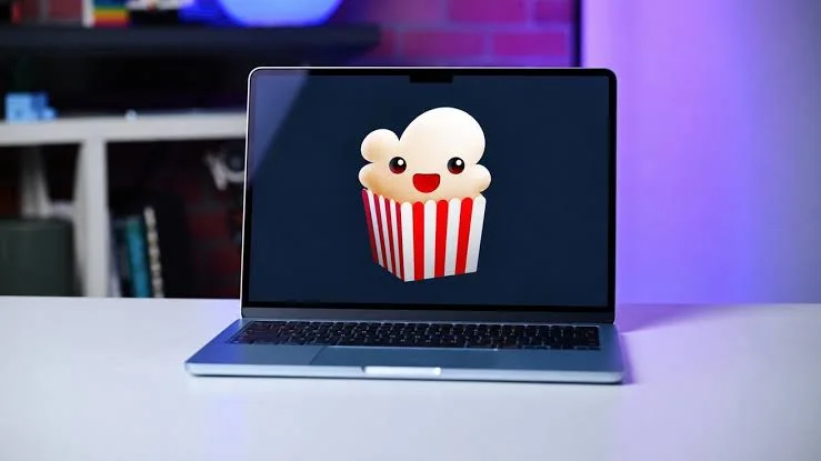 Bir dizüstü bilgisayar ekranında Popcorn Time simgesini gösteren görsel.